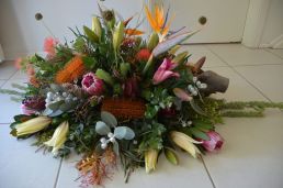 Bont gekleurd bloemstuk met Strelizia paradijsbloem, eremurus, lelie, crocosmia, waxflower, dennengroen, protea, leukodendron
