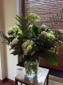 Wit boeket in vaas met pioenrozen, annabel hortensia, varen